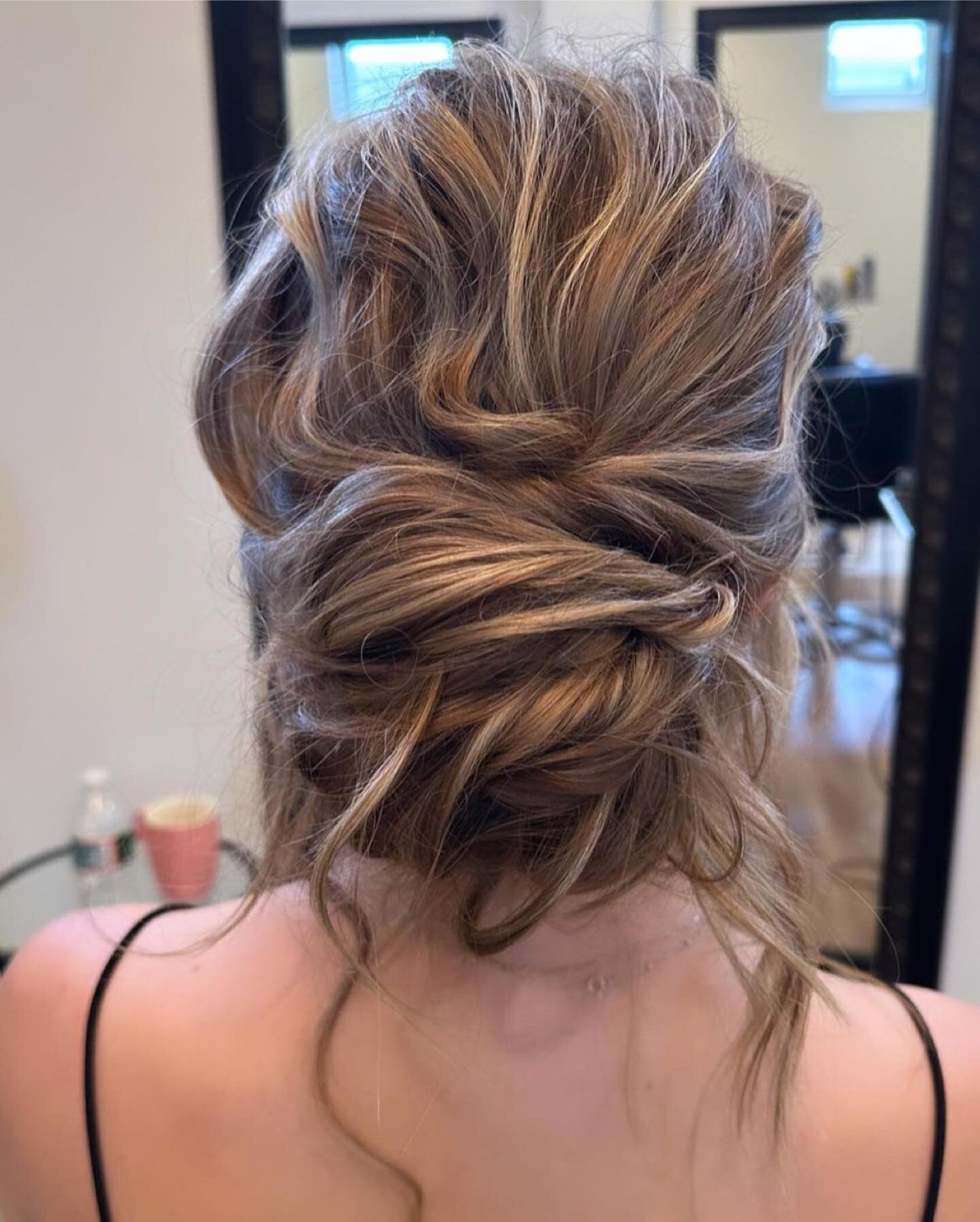 Follow us @the.elan.bride for all on location and bridal hair and makeup 💄 here is our bridal hair specialist Ashley @hair_by_ashley_elanhairstudio
&bull;
Boho texture updo.. bride wanted something low with movement and some soft loose pieces framin