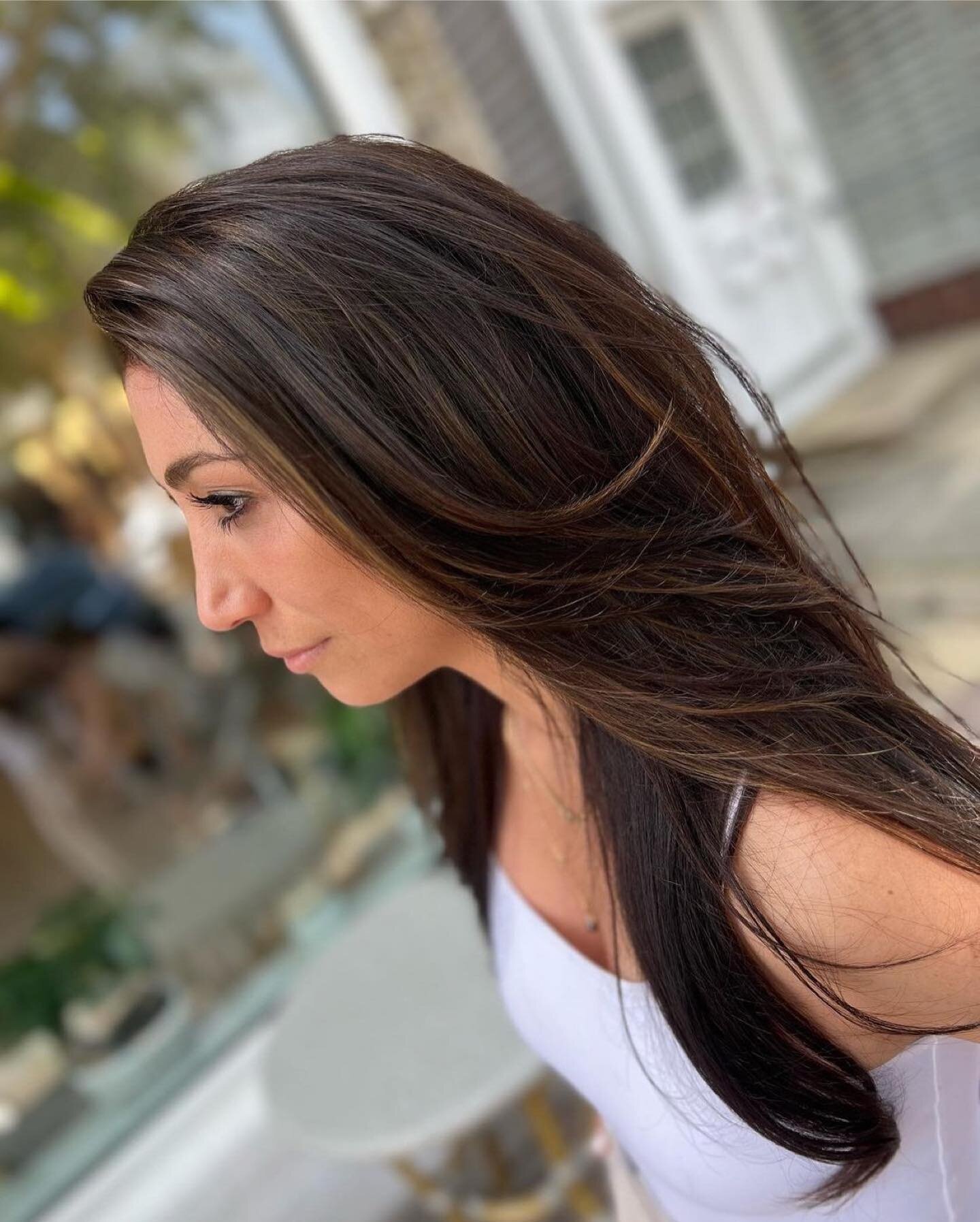 #elanhairartist nadine  @beautyunveiled
&bull;
Just some subtle POPs of lightness to brighten up this beautiful brunette 🤎
#njsalon #springlakenj #monmouthcountysalon #elevatedsalon #brunettebalayage #longhair #summerhair #elanhairstudio #colorspeci