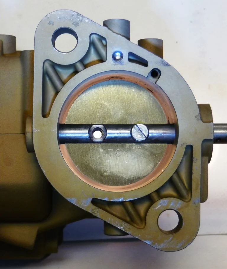 Throttle bore enlarged to 44mm from 40mm. You can see how a 40mm throttle valve looks in the new bore.