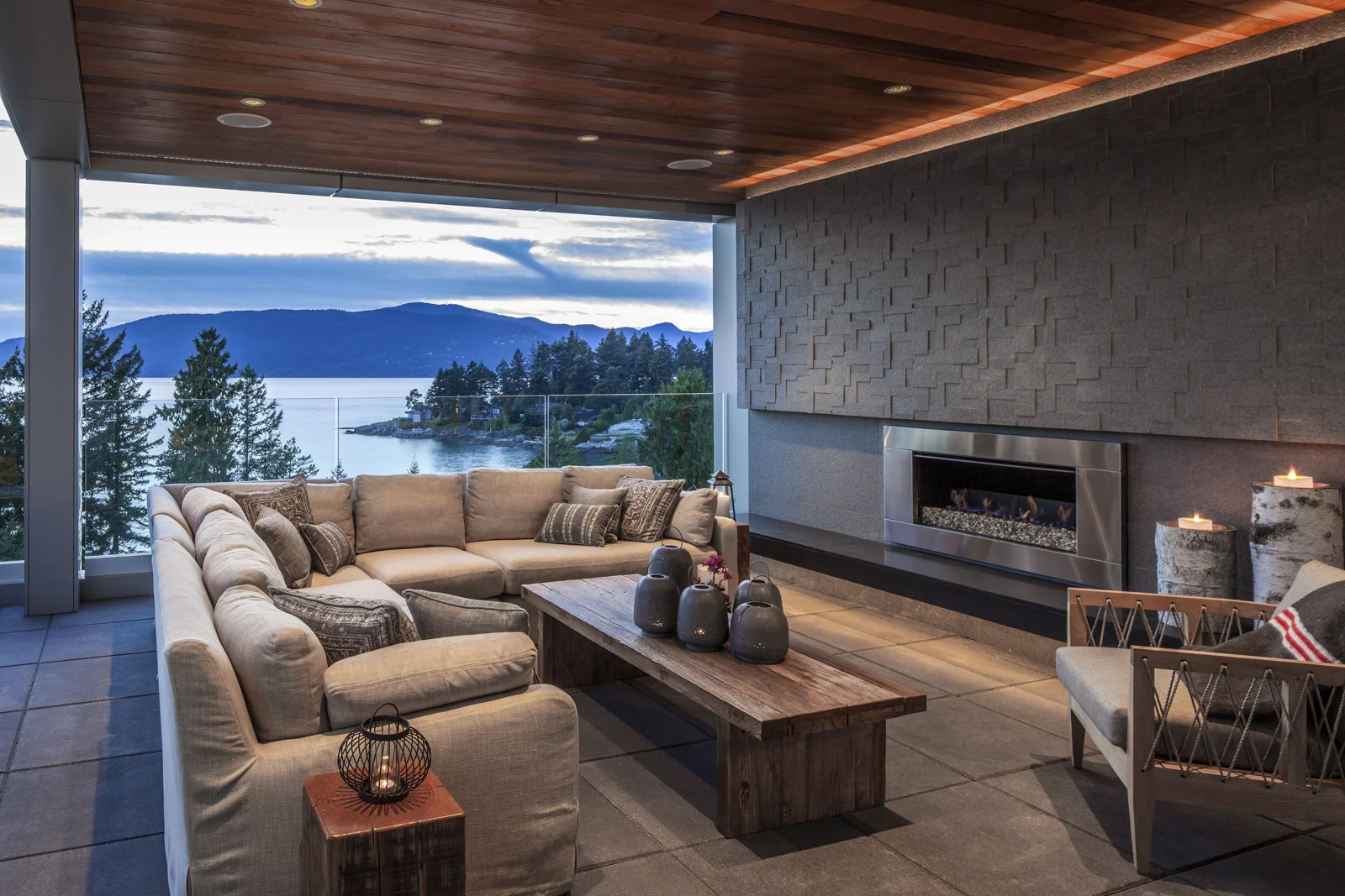 OUTDOOR LIVING ROOM
