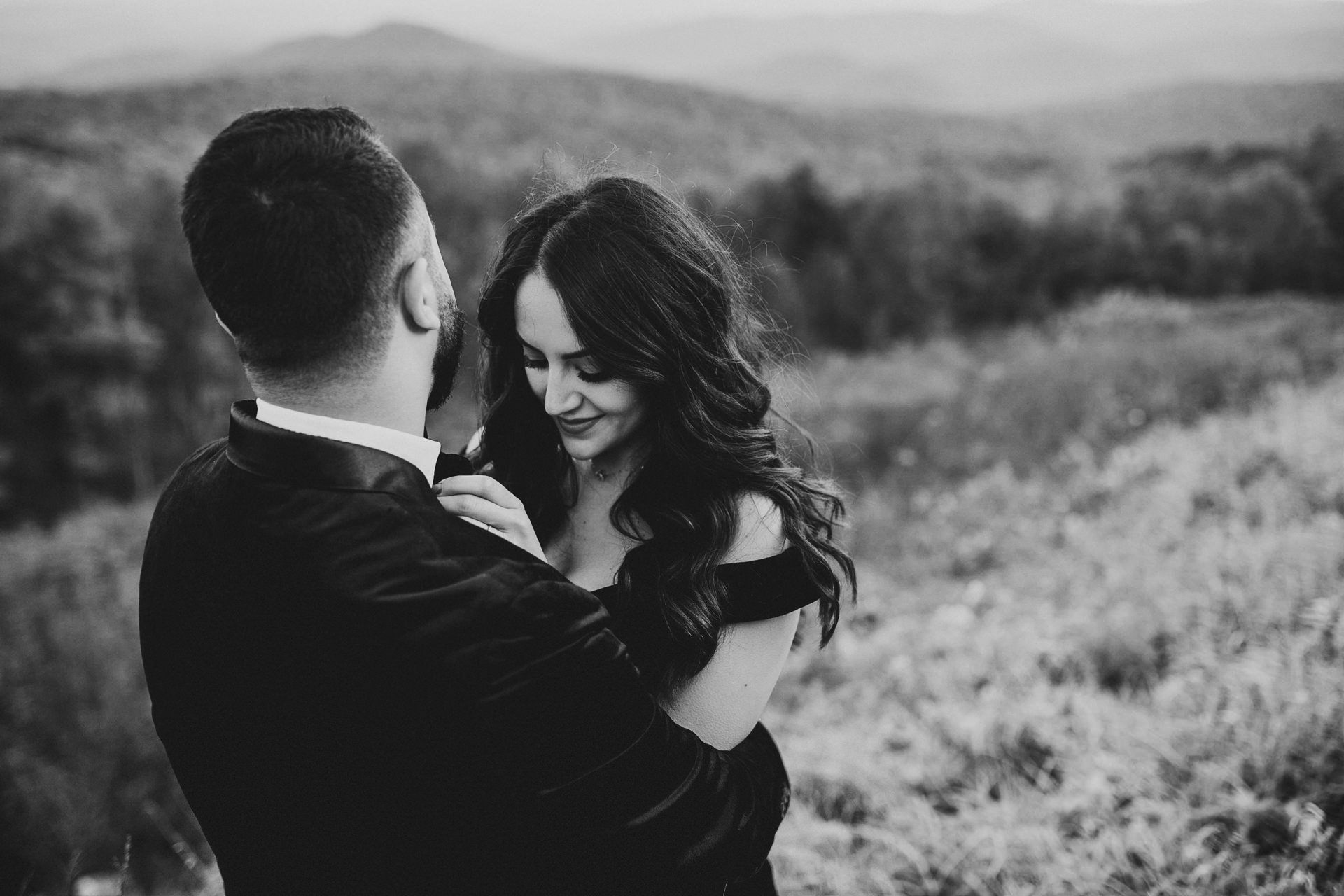  Shenandoah national park engagement pictures at tunnel parking overlook 