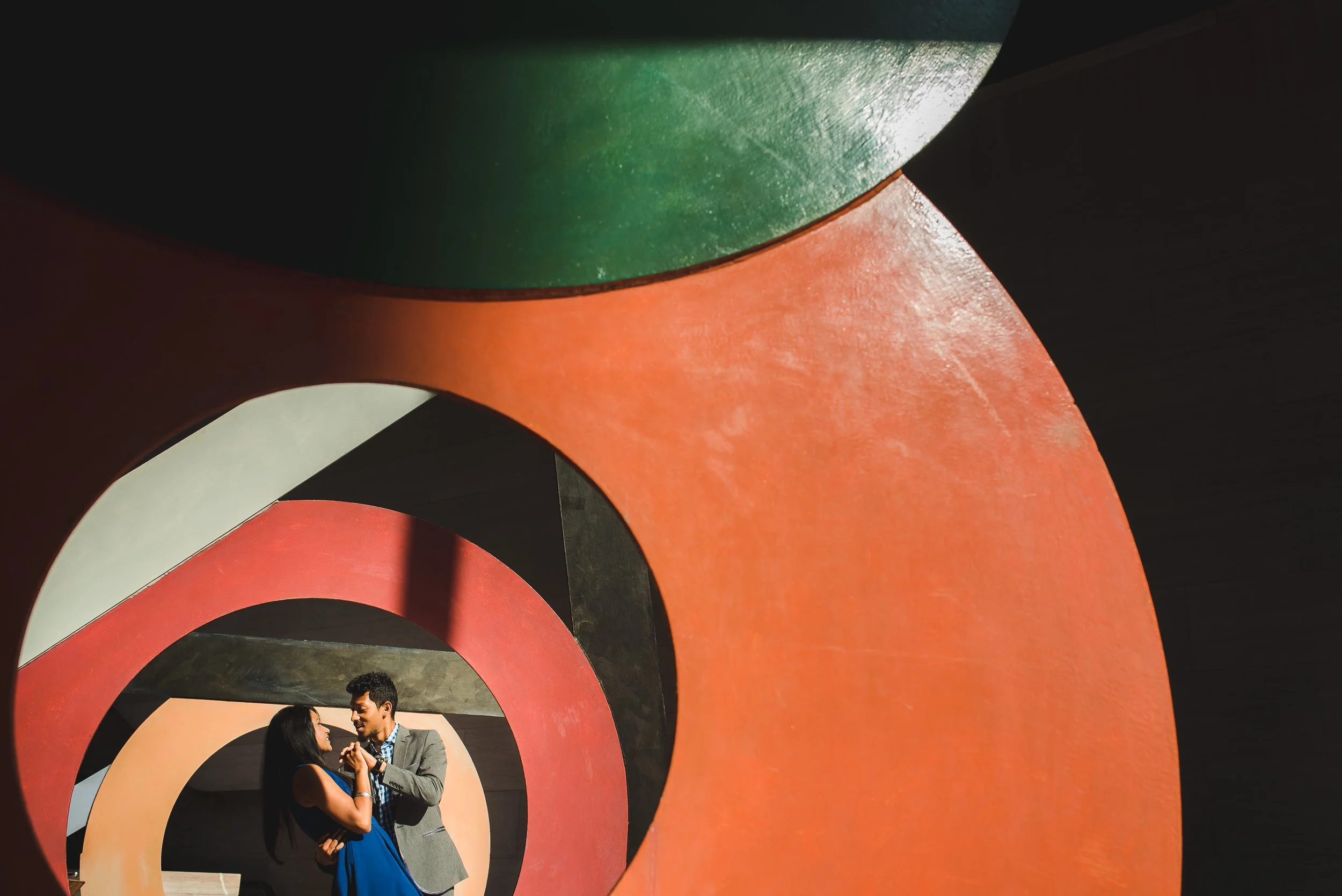couple-kissing-modern-sculpture-national-gallery.jpg