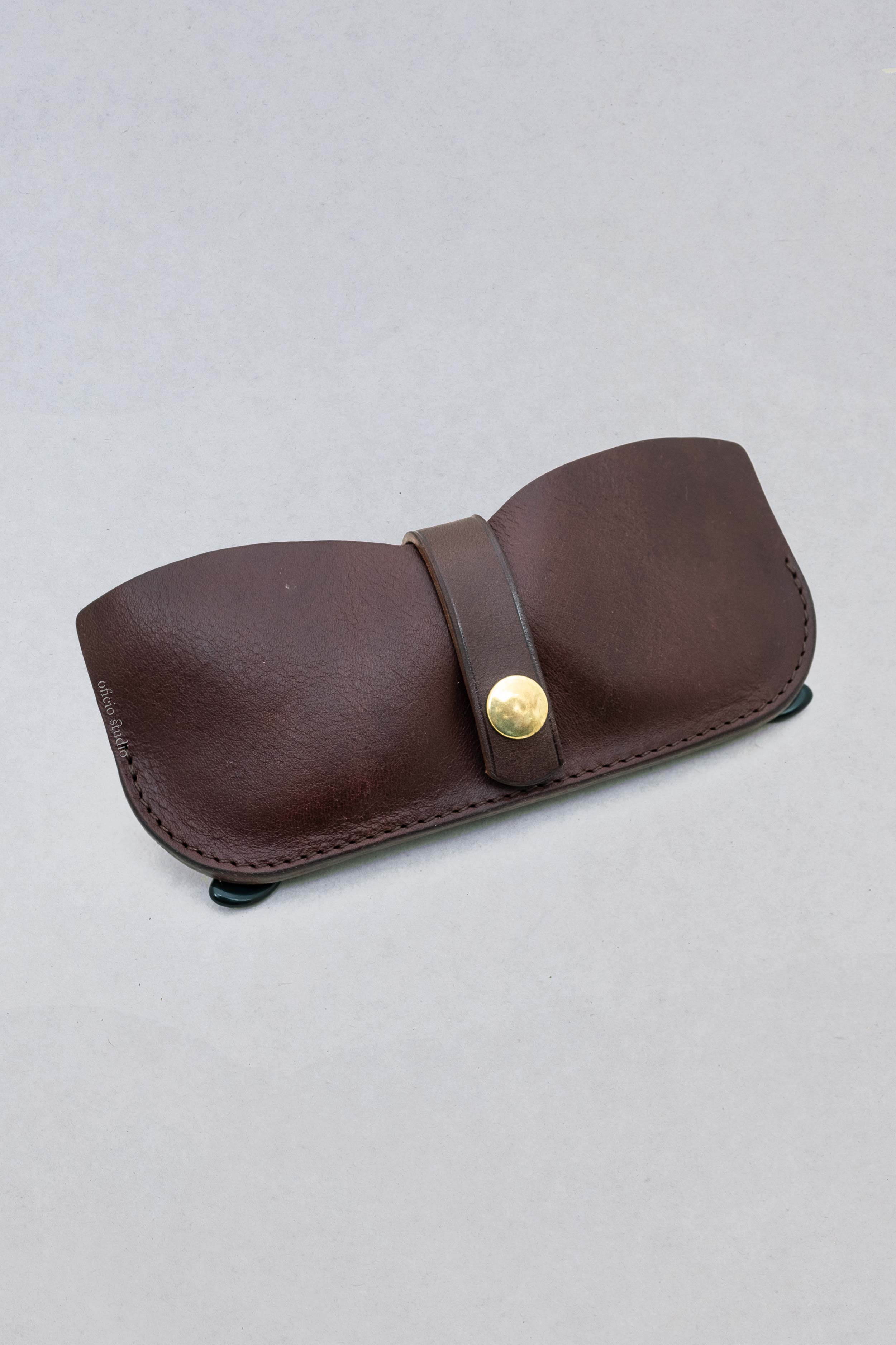 Oficio_Studio_SunglassesCase_DarkChocolate1.jpg