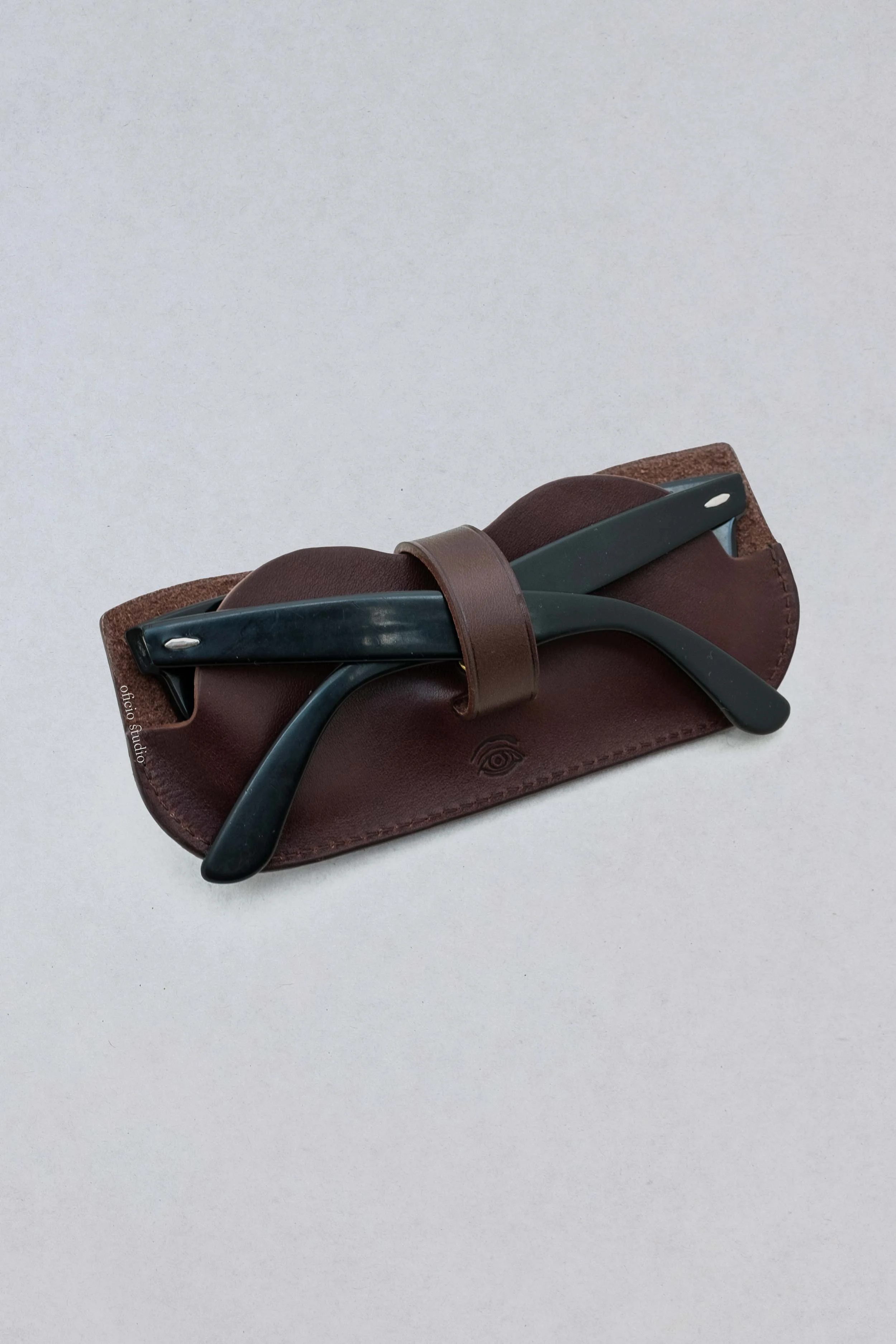 Oficio_Studio_SunglassesCase_DarkChocolate2.jpg