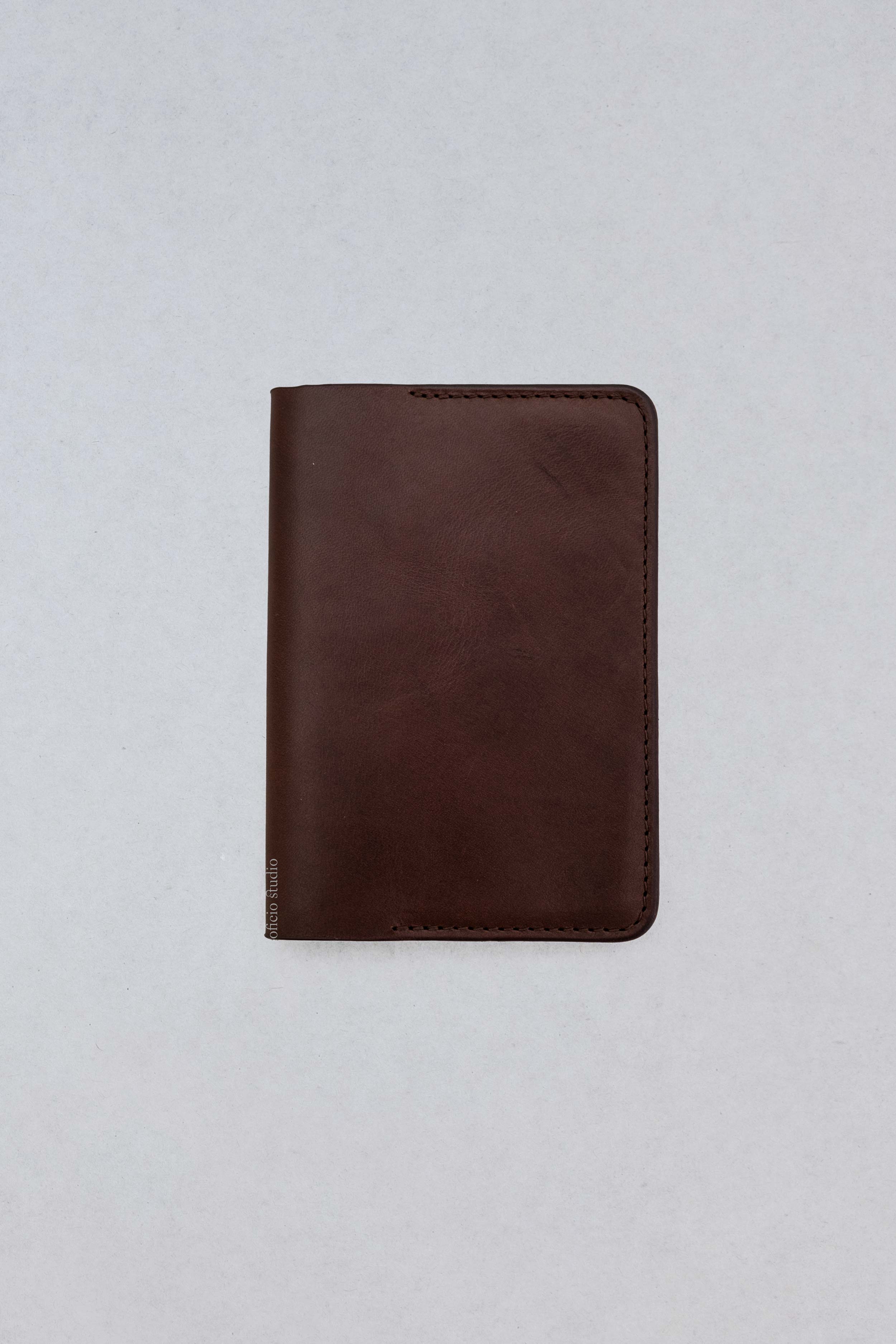 Oficio_Studio_PassportLeatherCover_DarkChocolate1.jpg