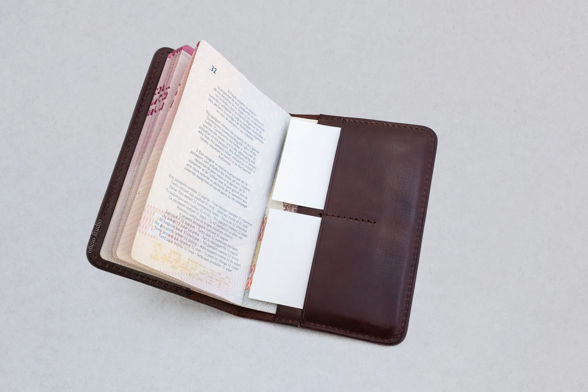 Oficio_Studio_PassportLeatherCover_DarkChocolate2.jpg