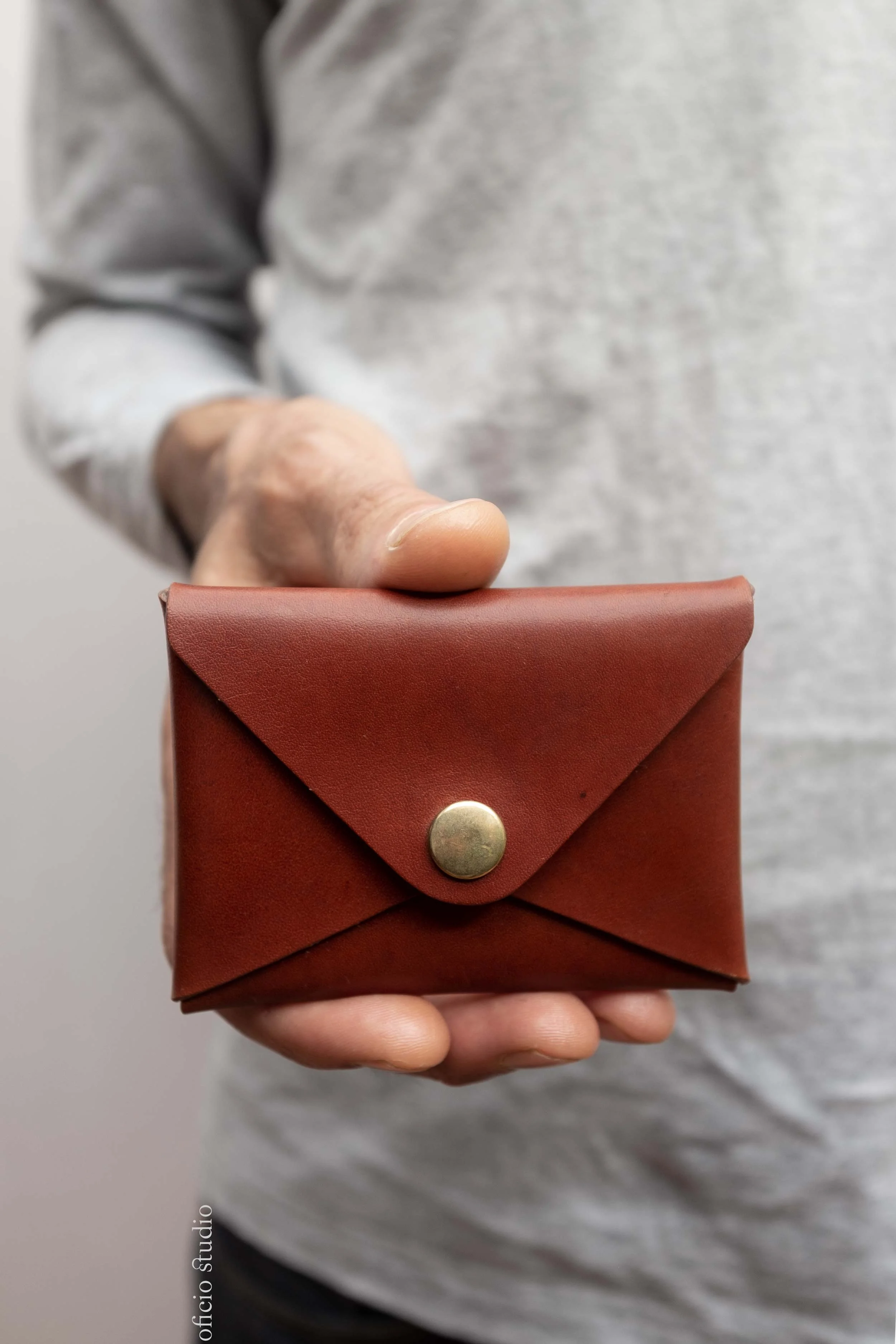 Oficio_Studio_EnvelopeCardCase_Tobacco4.jpg