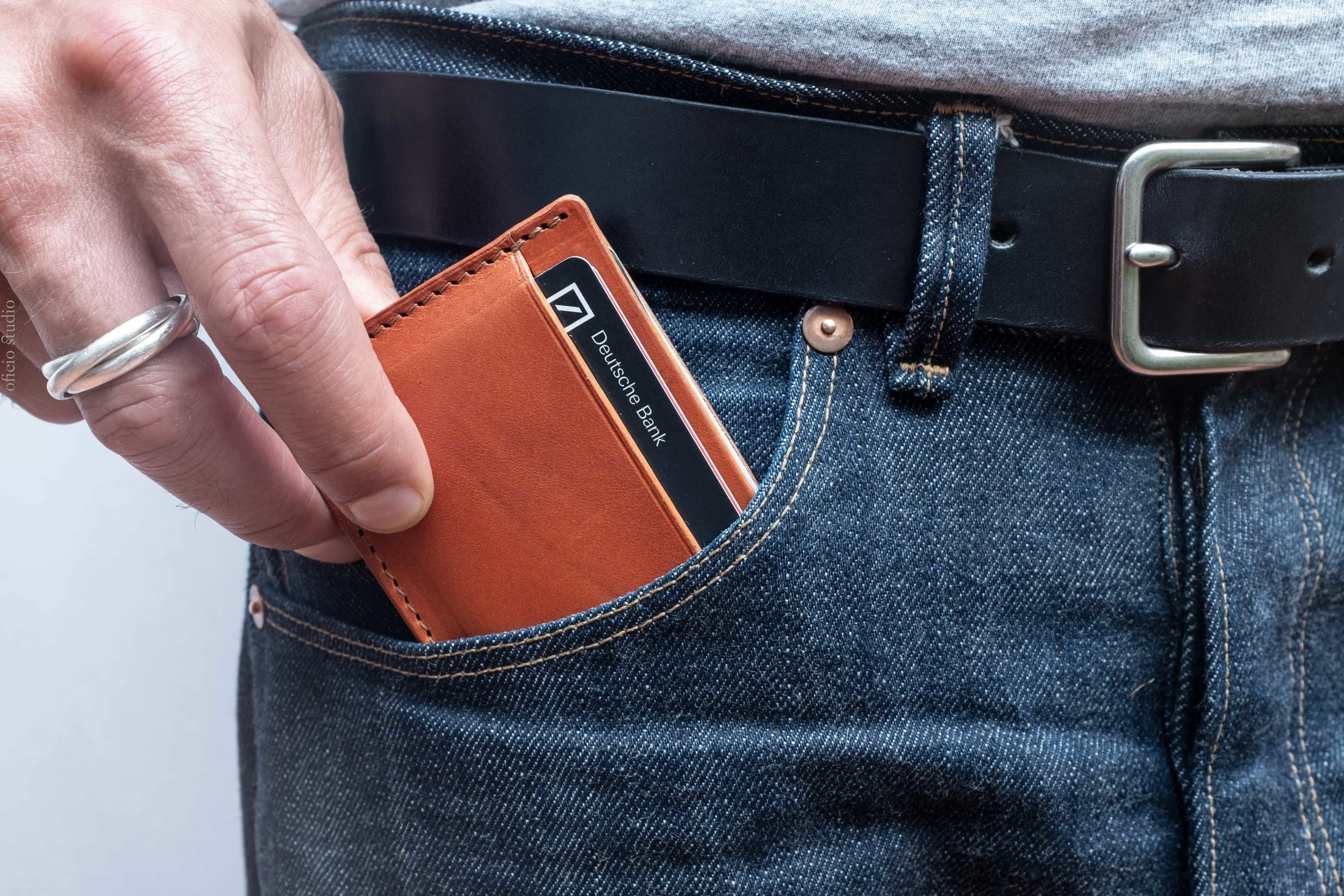 OficioStudio_CardHolder_Honey2.jpg