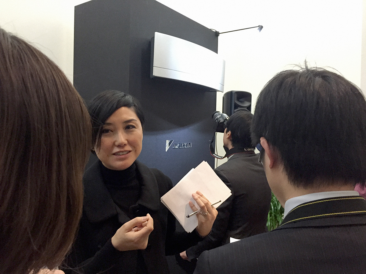  Press shows enormous interest for the launched product, Kyoko Tanaka is answering manifold questions. 