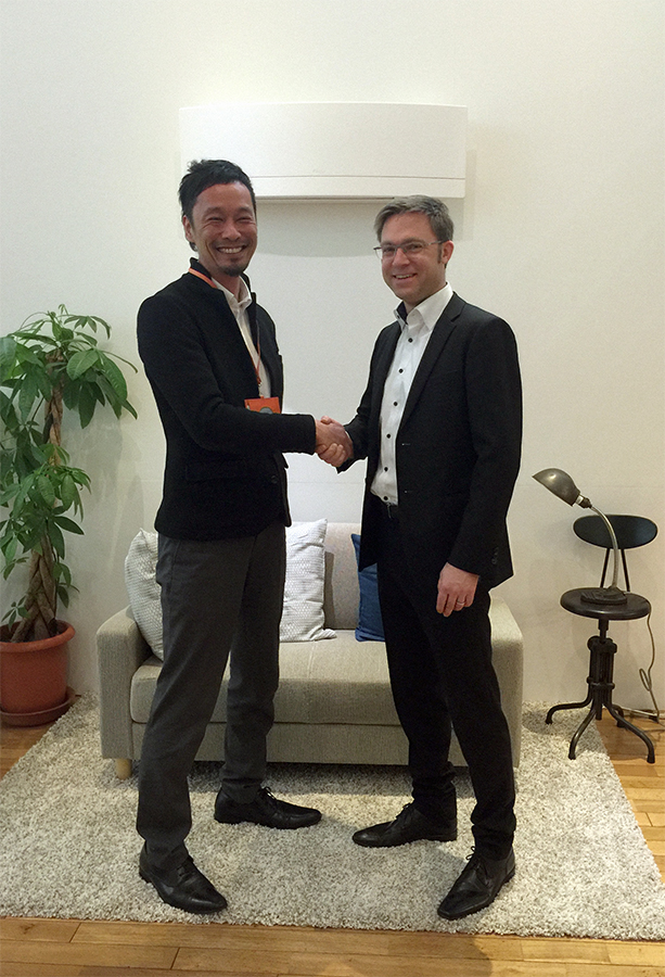  Seki Kouchirou , Group Leader Technology and Innovation Center, Settsu, Japan and Alexander Schlag compliment each other on the successful cooperation. 