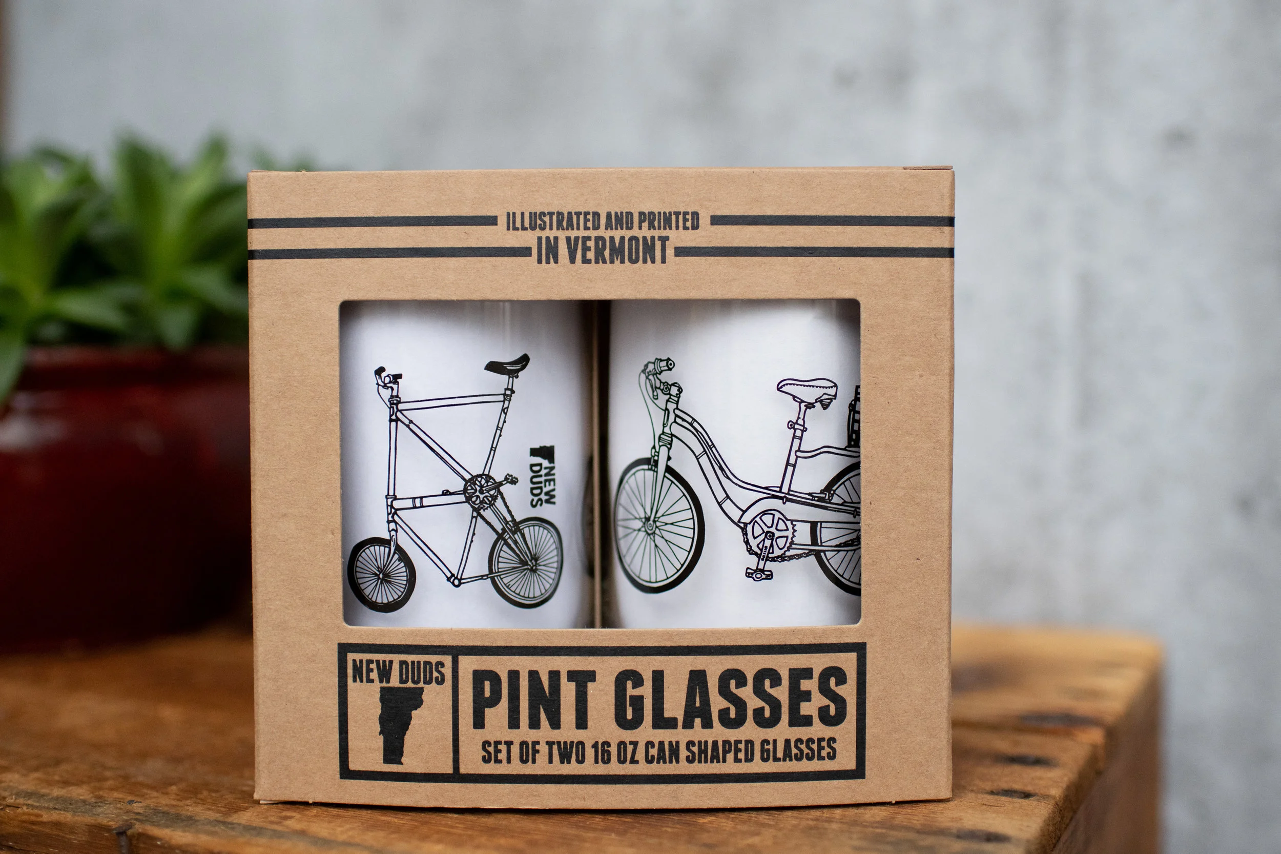 GSBIKE01 : Min. 2 sets : $12 per set BIKES Design glass set Includes two 16oz can shaped pint glasses in a gift box. USA MADE