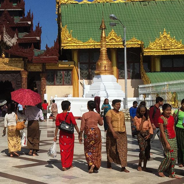 People wearing traditional dress at Shwedagon Pagoda 