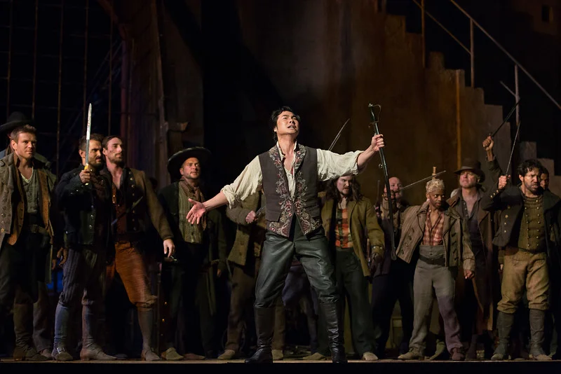 Yonghoon Lee as Manrico rallies his men