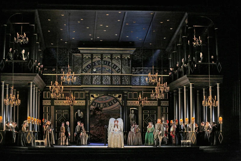 Elegant sets for new Roberto Devereux