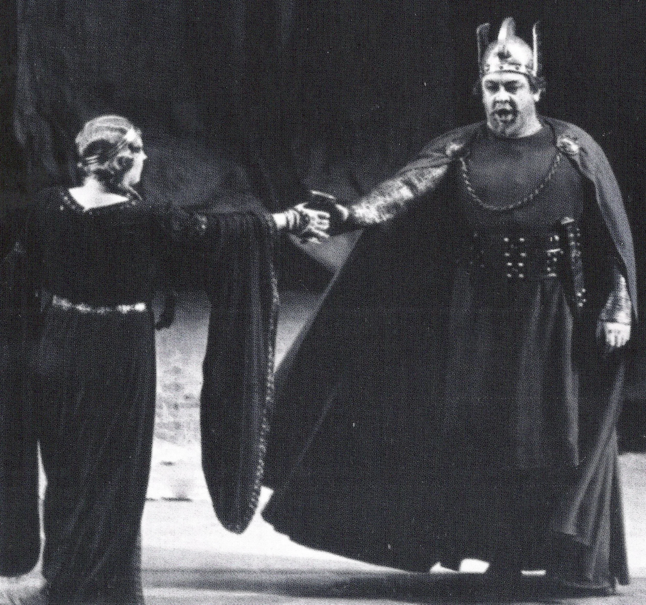 Kirsten Flagstad as Isolde hands Lauritz Melchior as Tristan the goblet in Act I