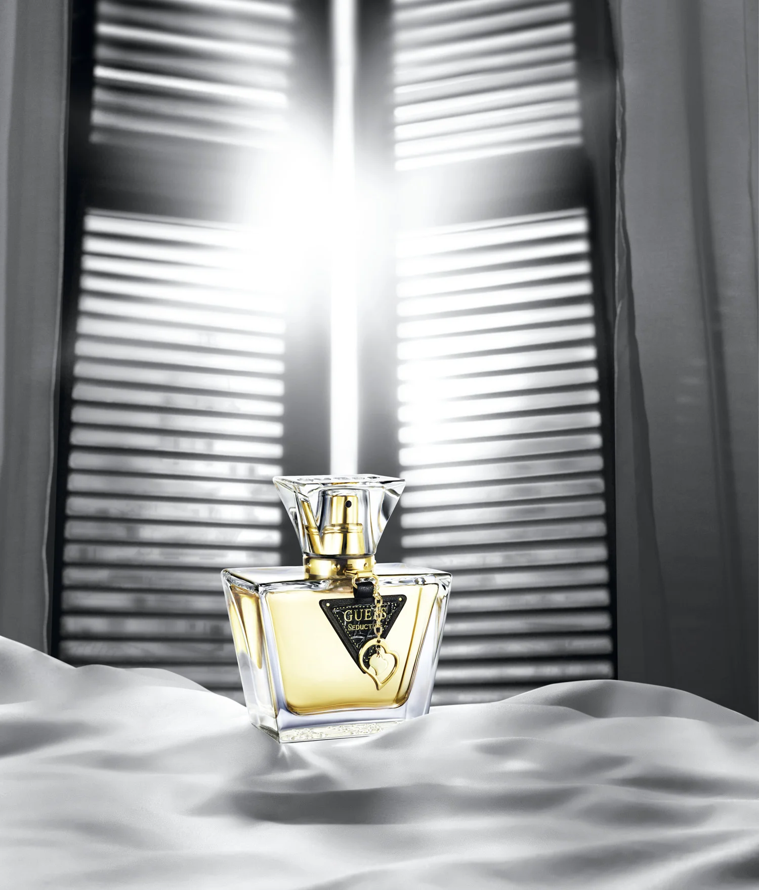 623952D_GUESS_Seductive_Bottle_wBKG.jpg