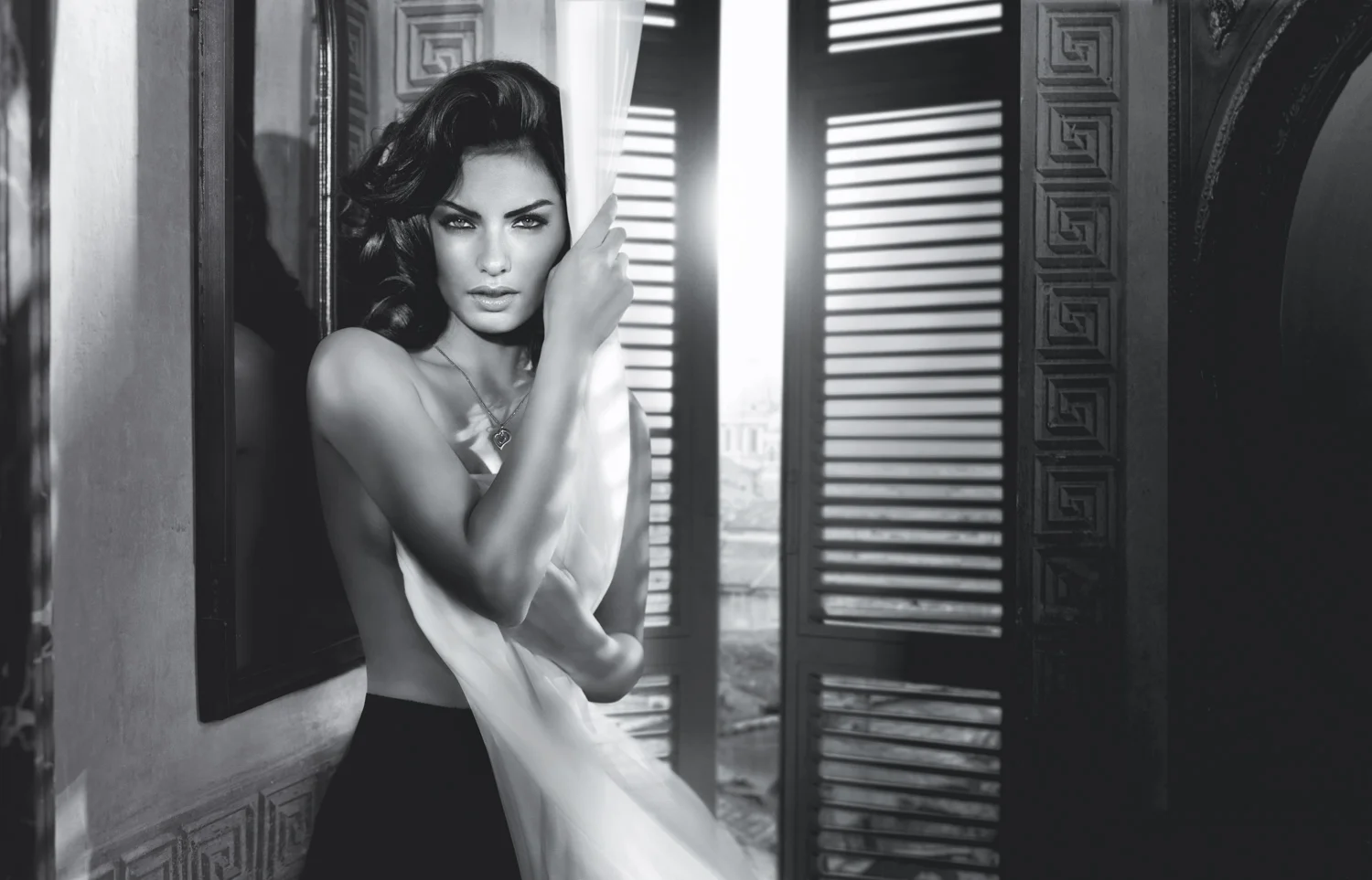 623952D_GUESS_Seductive_GIRL_HOLDING_CURTAIN_Ax6.jpg
