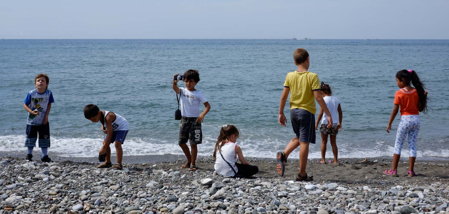 La "Maestra" fotografa i suoi studenti al lavoro in Chiavari, agosto 2015