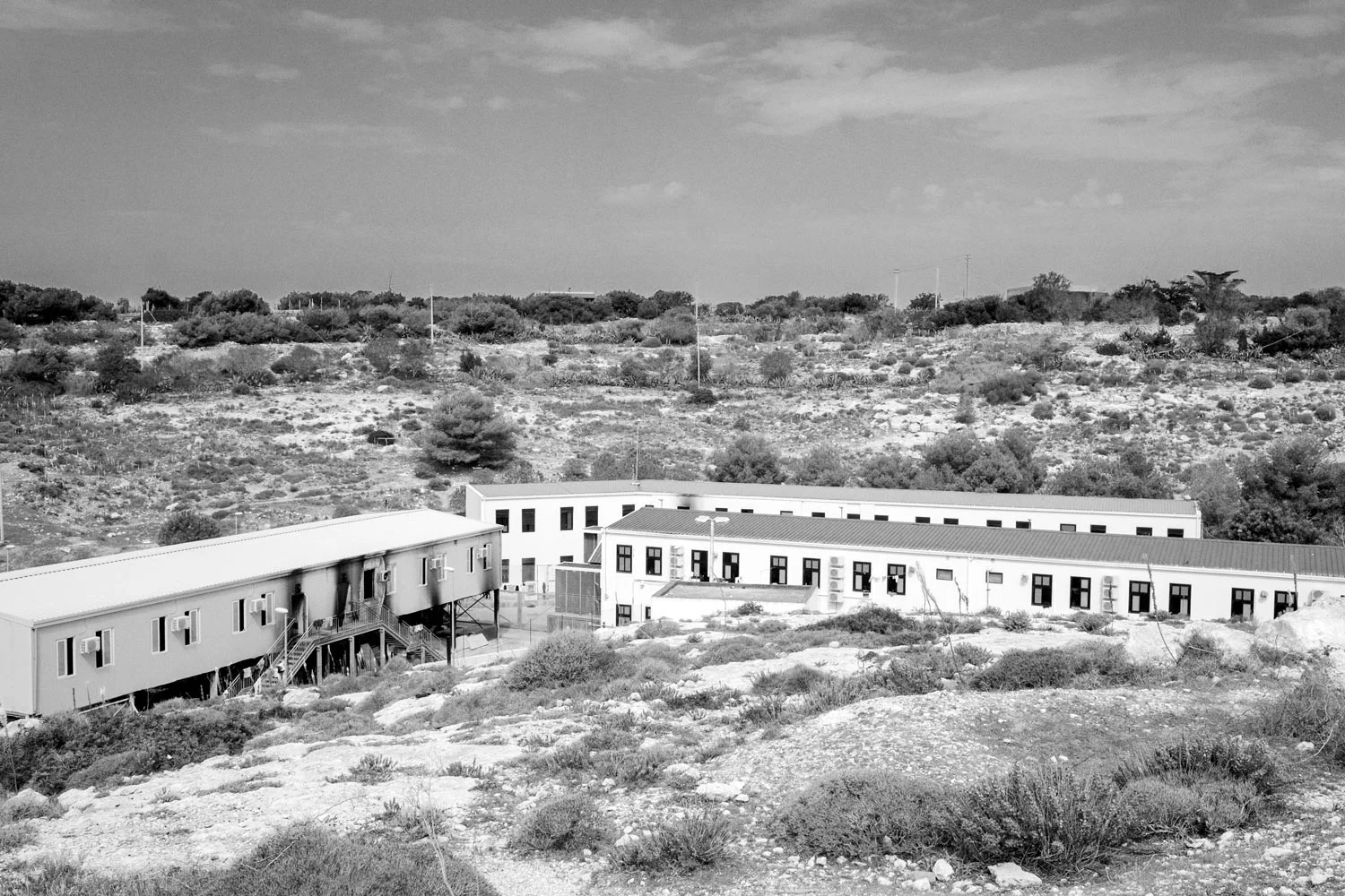Una veduta dall'alto dell'hot-spot di Lampedusa, il cui accesso è interdetto a fotografi e giornalisti.