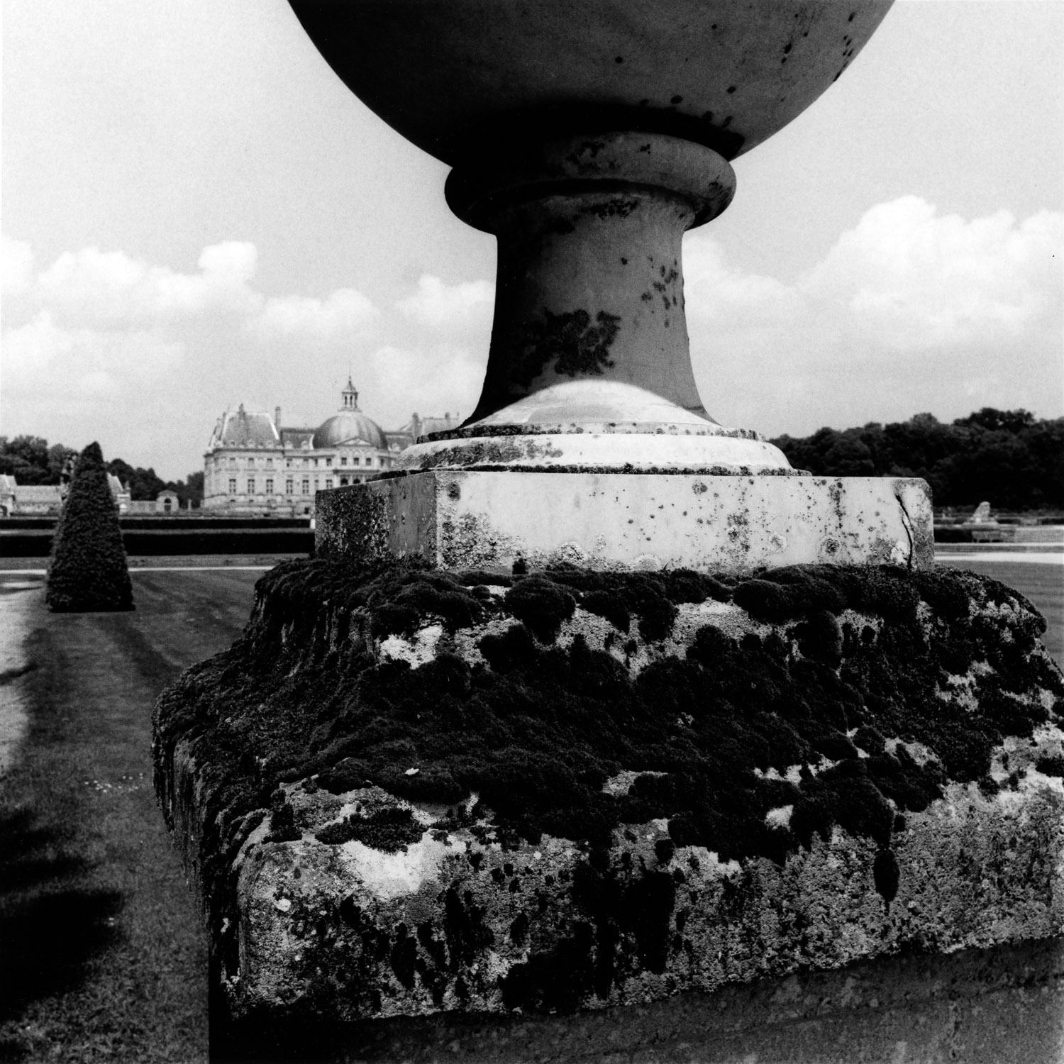 Moss and Urn, Vaux le Vicomte