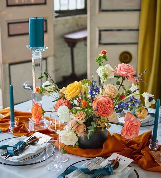 Posted @withregram &bull; @qualiaevents Absolutely loved taking inspiration from moody hues and creating this vibrant tablescape. 
Photography by @nonesuchnyc 
Floral by @rosehipfloral 
Table linens and chargers by @bbjlinen 
Menu cards by @cecinewyo
