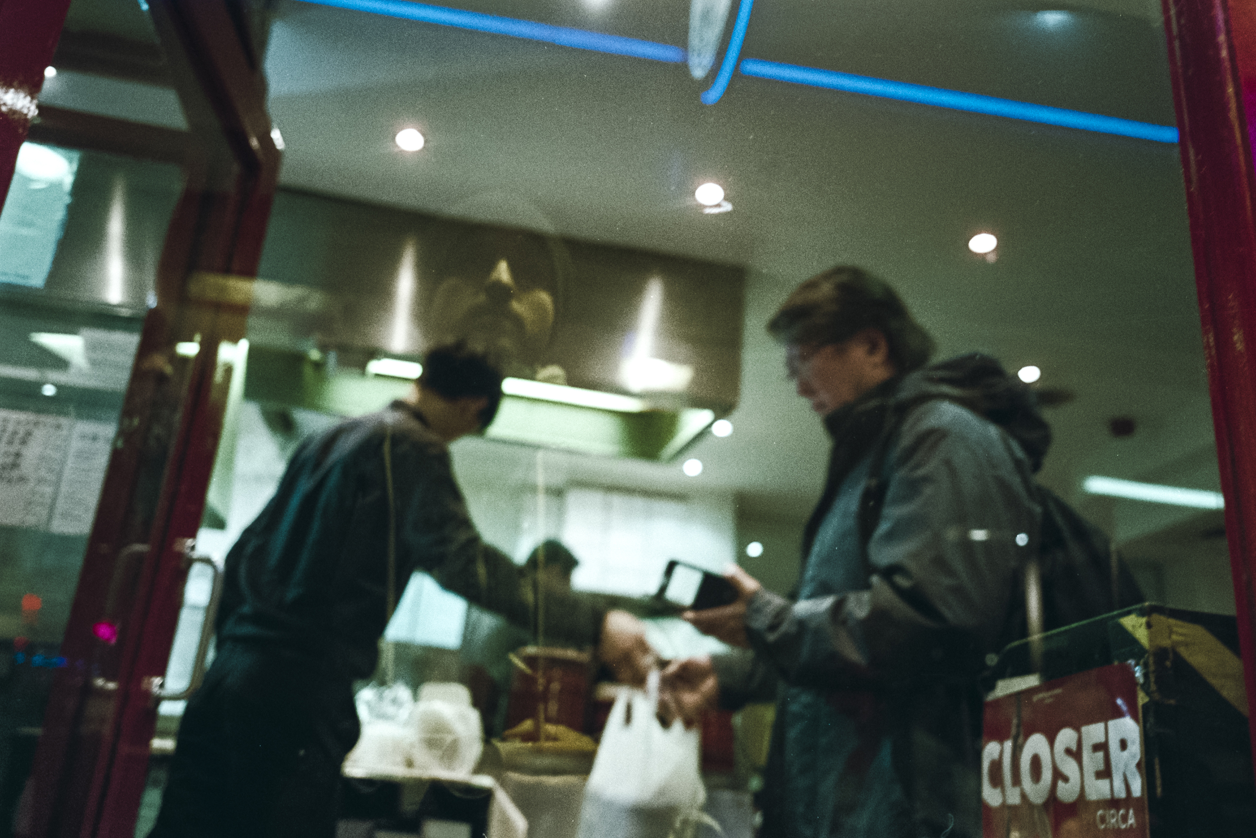 Oscar-arribas-photography-fotografo-portrait-retrato-editorial-london-street-photography-urbana-londres-film-analog-35mm-night-nocturna-56.jpg