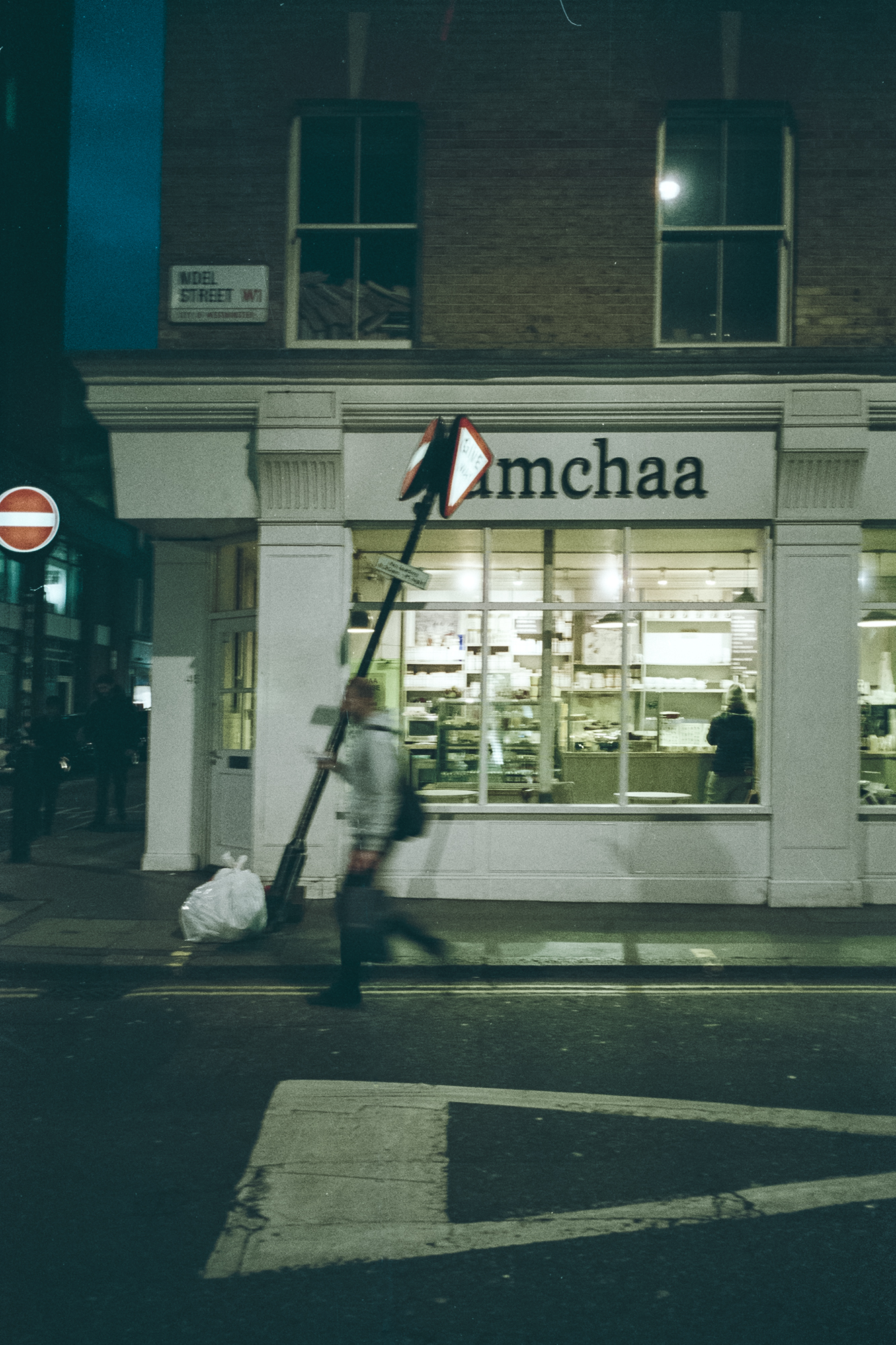 Oscar-arribas-photography-fotografo-portrait-retrato-editorial-london-street-photography-urbana-londres-film-analog-35mm-night-nocturna-60.jpg