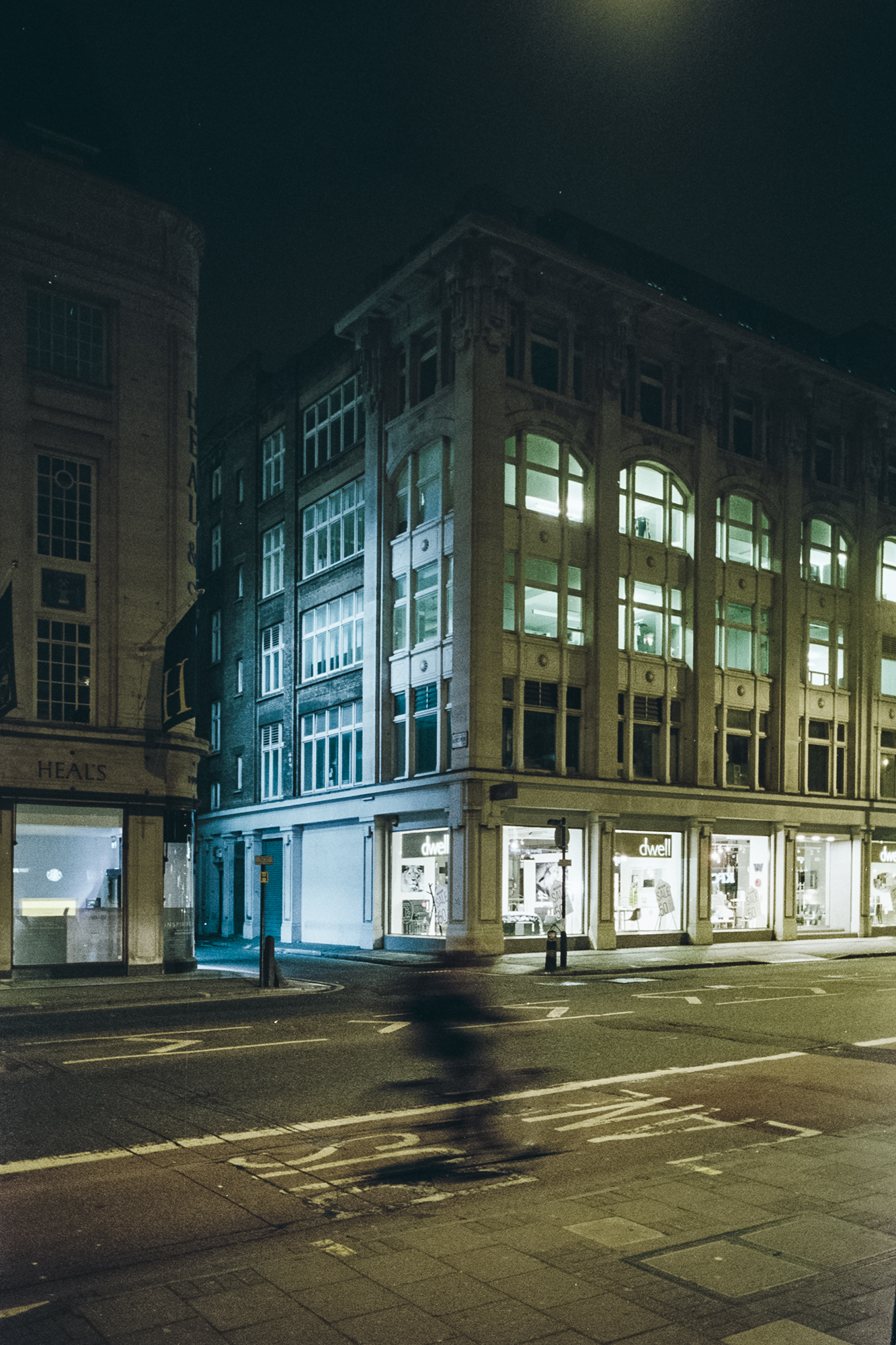 Oscar-arribas-photography-fotografo-portrait-retrato-editorial-london-street-photography-urbana-londres-film-analog-35mm-night-nocturna-62.jpg