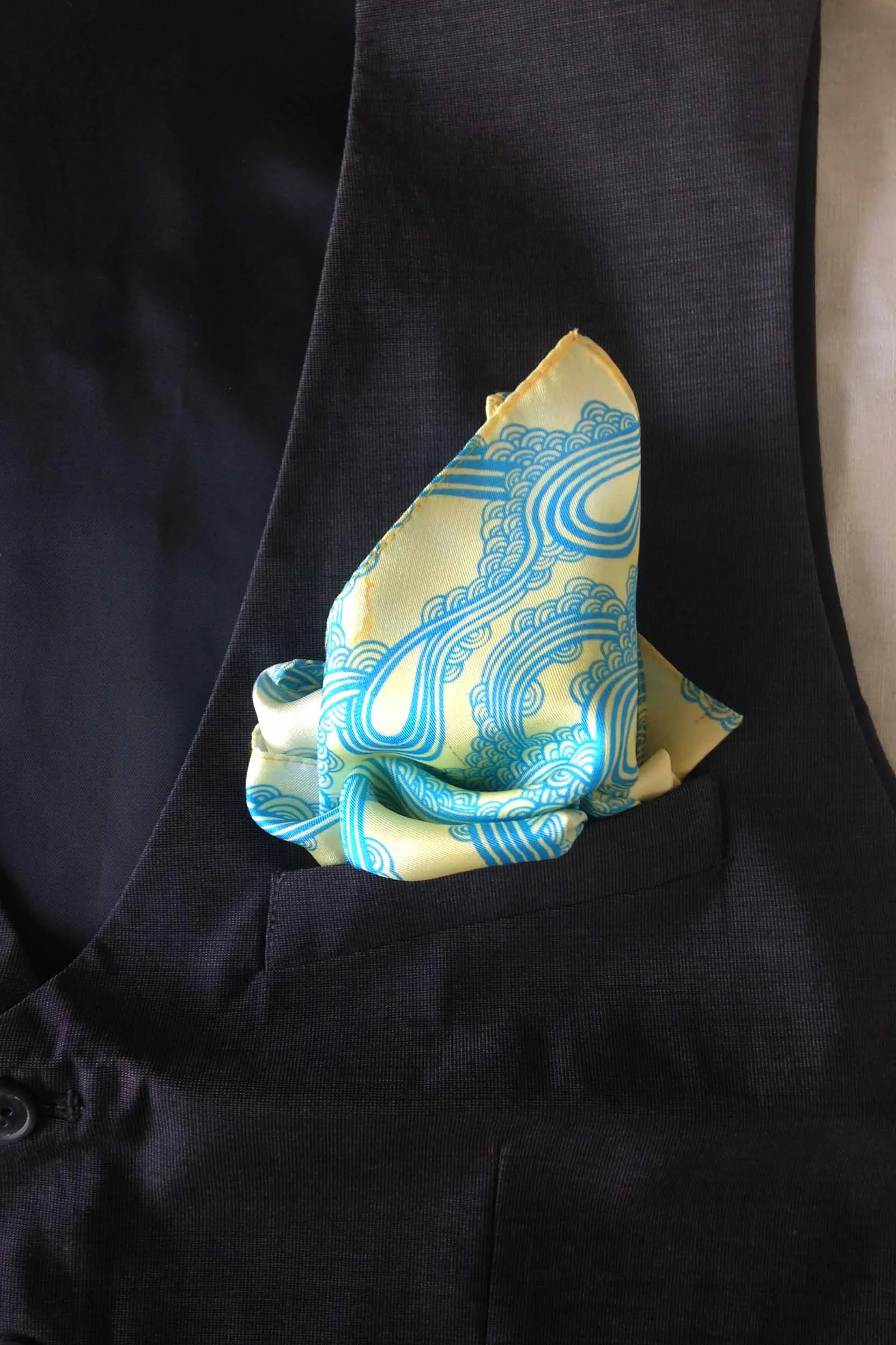 Accessories_PocketSquare_model.jpg