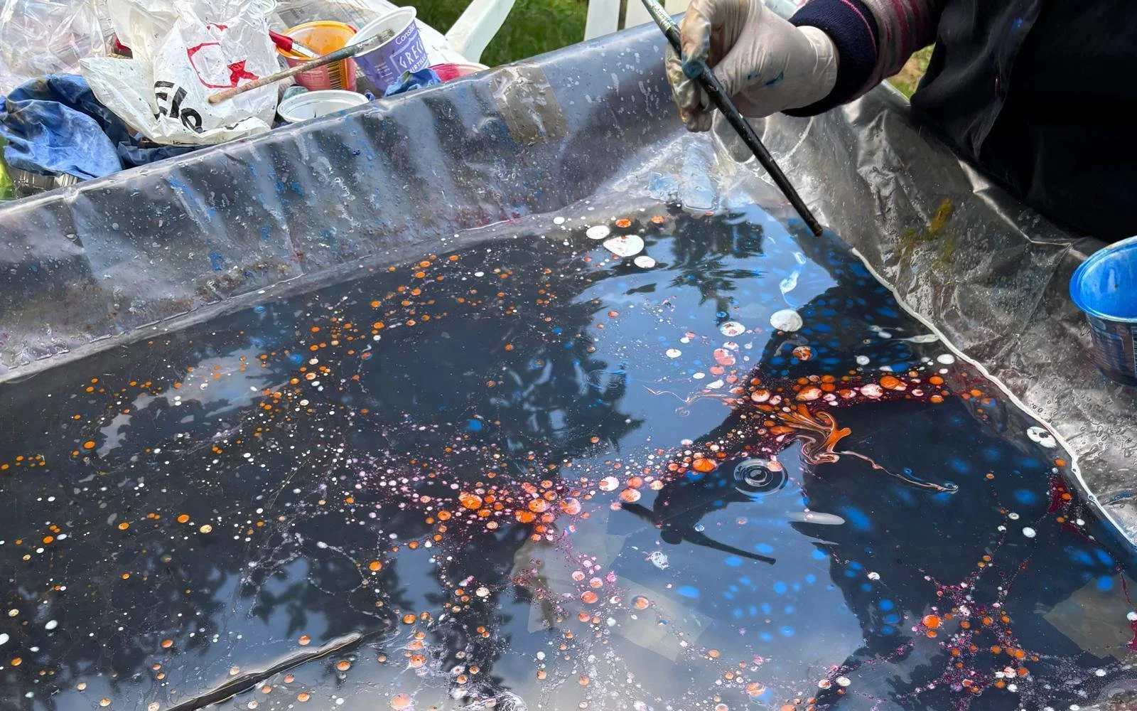 Ebru, l’acqua alleata trasforma la memoria in equilibrio