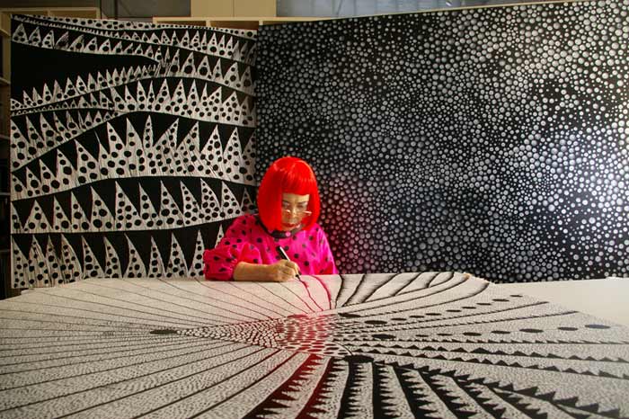 Yayoi_Kusama_signing.jpg