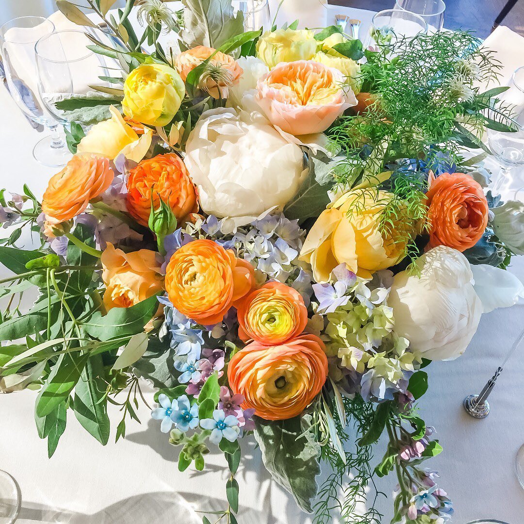 🎵I've got a table, got a table full of sunshine 🎵

This picture popped up on my Memories feed and I honestly have NO idea what wedding it's from, but clearly I just *had* to snap a pic of this dreamy centerpiece!! 

Ranunculus and peonies are some 