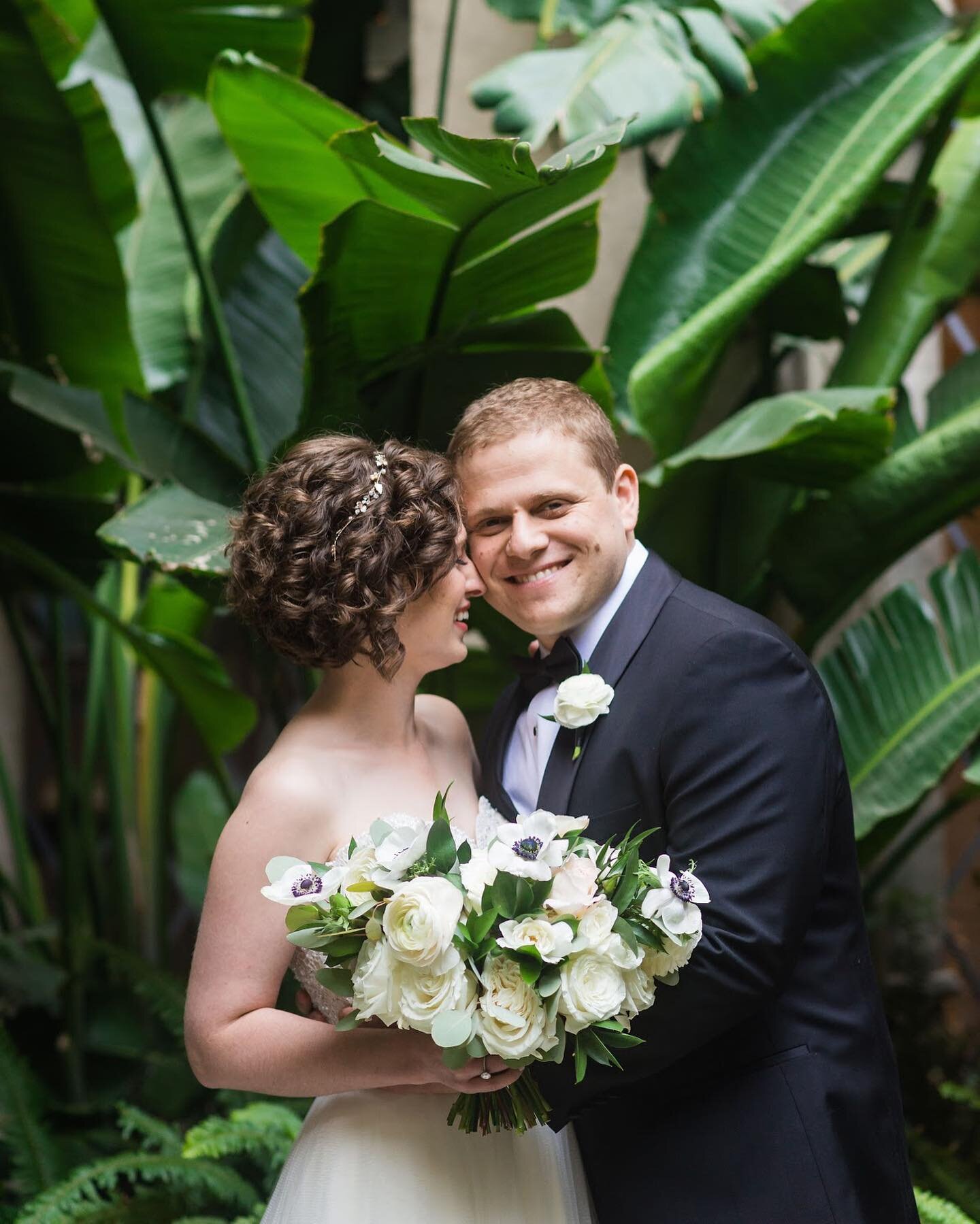 I love nose-smush pictures ❤️😜
⁣
Silly, genuine, and comfortable are just a few emotions that I see captured here and TBH I would probably frame this one over an overly styled or posed shot. ⁣
⁣
Also can we talk about the lush #tropical vibes going 