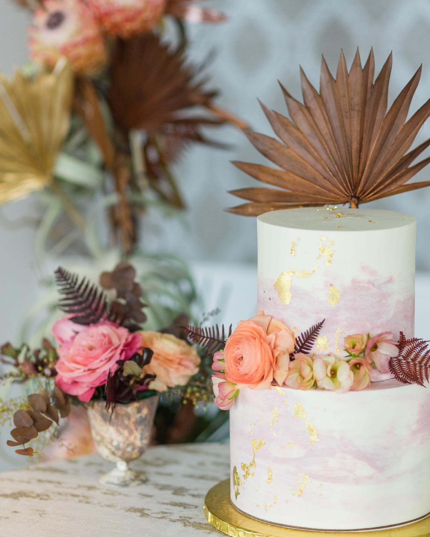 I can&rsquo;t believe it&rsquo;s been a year since this gorgeous collaboration with some of my favorite vendors! Good thing glitzy flowers and chocolate never go out of style 🤩
.
.
For a close up of that craaaazy floral arch in the background, head 