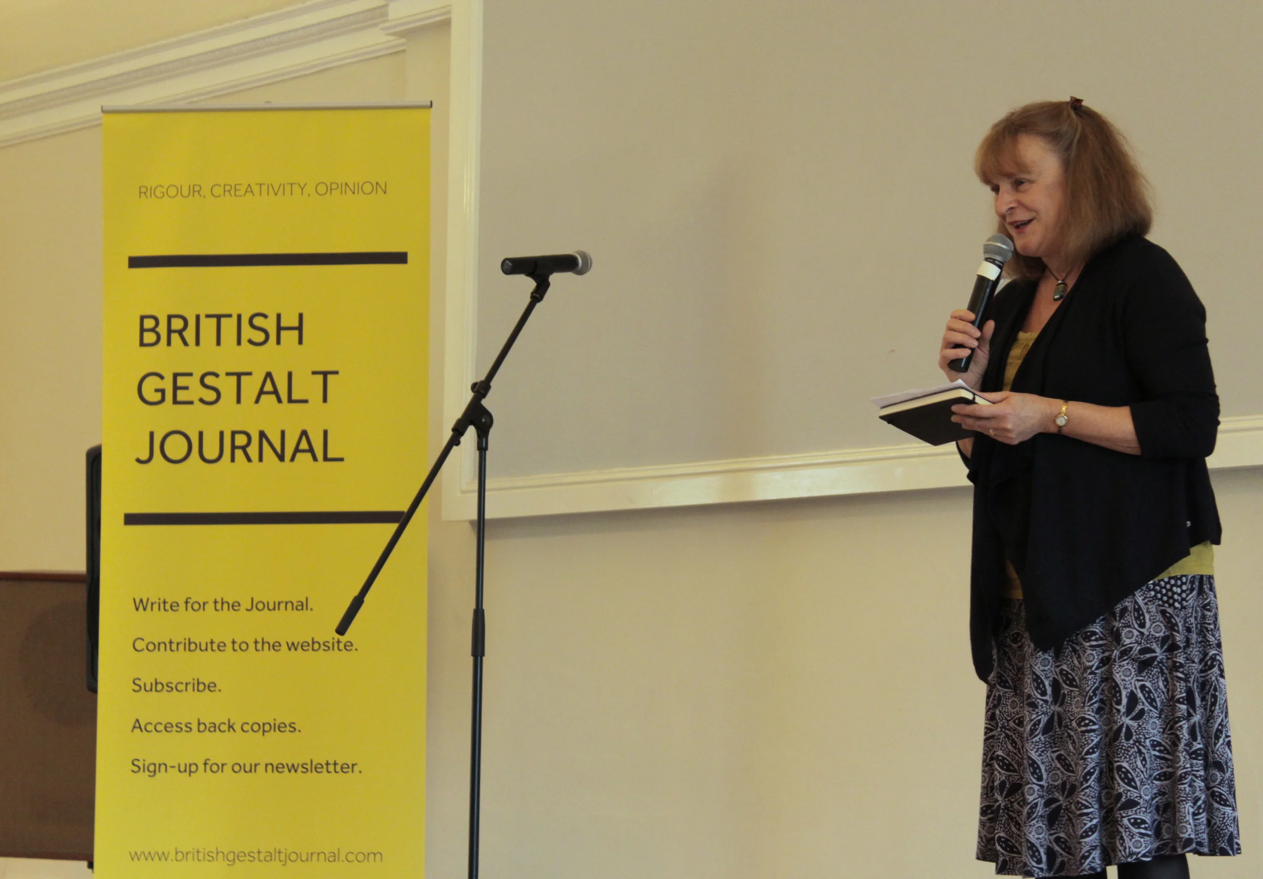 Christine Stevens, current BGJ Editor, welcomes attendees. Image courtesy of the British Gestalt J ournal. 