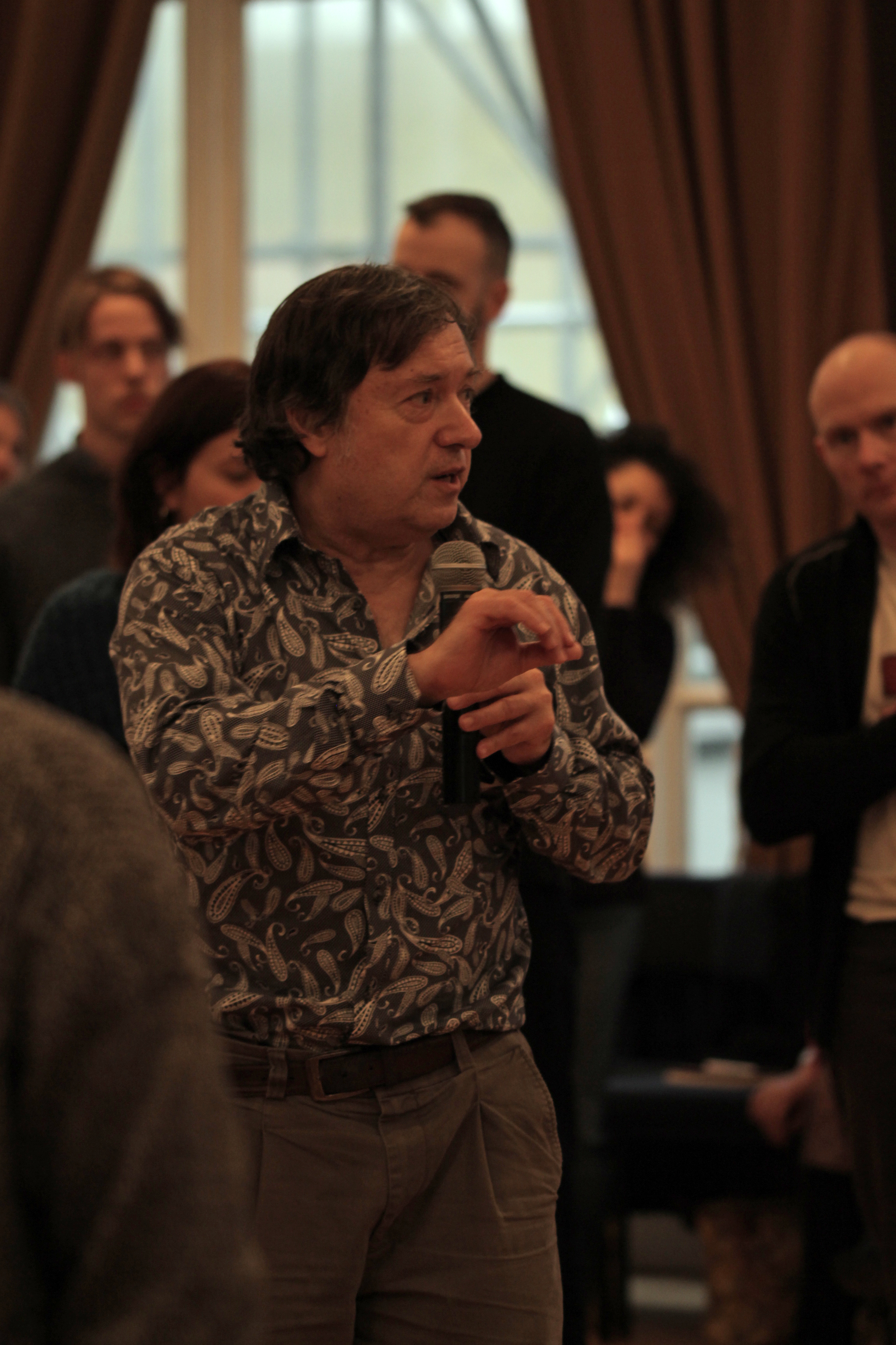 Peter Philippson leading the afternoon session. Image courtesy of the British Gestalt Journal. 