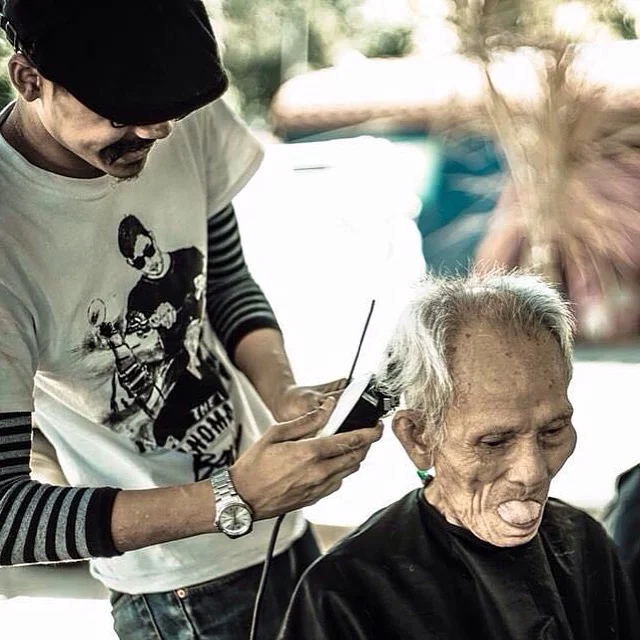 Jacky giving free hair cut to a homeless person