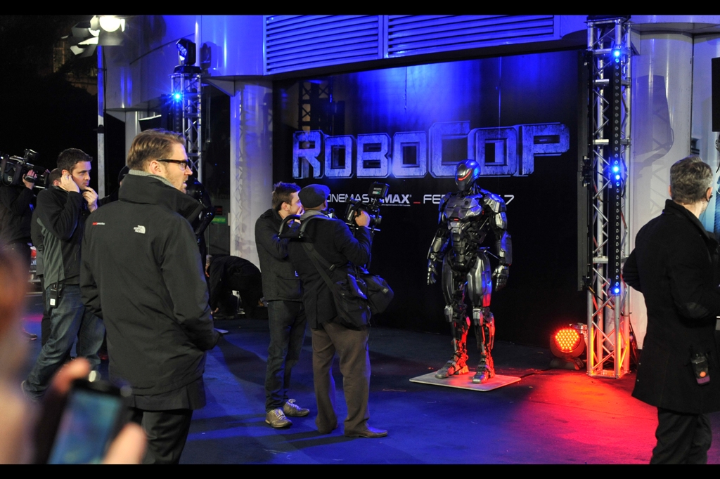 If this statue that's been standing there for sixty minutes walks off its plinth, this will be the best premiere since Real Steel. (And if it points its weapons towards the Autograph Dealer pen and mows down some of the people who usually block decent views at premieres it may even be the best one ever)