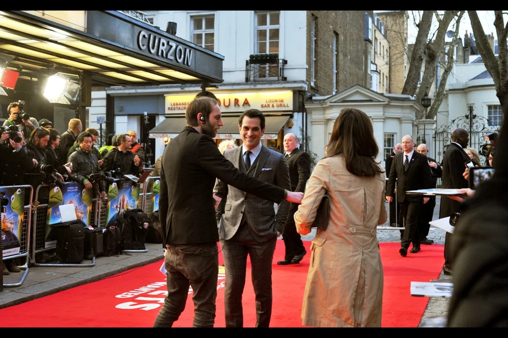 Ty Burrell has a face that seems very recognisable, but a scan of his works on imdb reveals that I've seemingly only seen him in Zack Snyder's 'Dawn of the Dead', unless I managed to see him passively on Law & Order SVU. Or The Incredible Hulk. Or Fair Game. Or something called "Goats" (2012). Or possibly just this premiere, over an extended period.