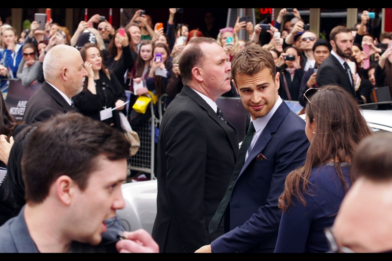 OMG it's Theo James, and at this range if you're not staring into his dreamy eyes (or in my case admiring his tie) you'll notice his hair is brown, whereas Hemsworth The Younger's is much darker. They're totally different. Totally.