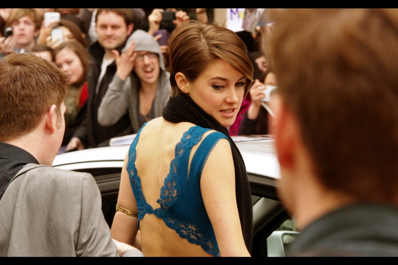 "Hey, could you check and see if my jumper has slid all the way up to my neck? It would be totally embarrassing if everyone could see my blue underwear" Shailene Woodley was in "The Descendants" with George Clooney. She plays Katniss in this movie. Oh.. .I'm sorry. Her character's name is "Tris" because that sounds nothing like Katniss.