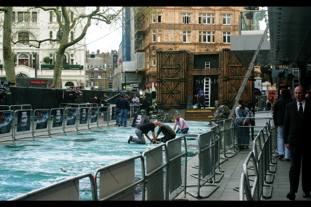 Okay, I'll admit - this is one of the coolest 'not red' carpets they've ever had for a premiere : a FLOODED carpet and ark. Either that, or I really need to be getting out of here because I don't think even my Pentax is waterproof enough to survive Biblical deluges.
