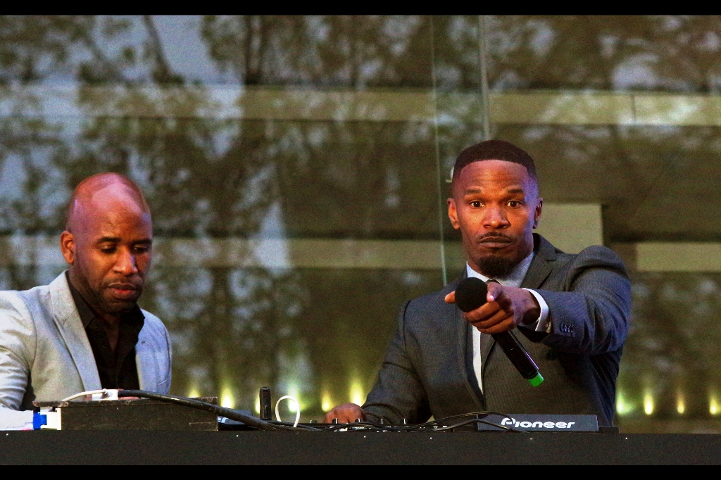 "You there! What rhymes with 'put your hands up in the air'??" I believe that since 1994, the answer has been 'wave them around like you just don't care'.... Jamie Foxx has taken to the balcony to spin diskz with DJ Whatsisname up in the Hizzle.