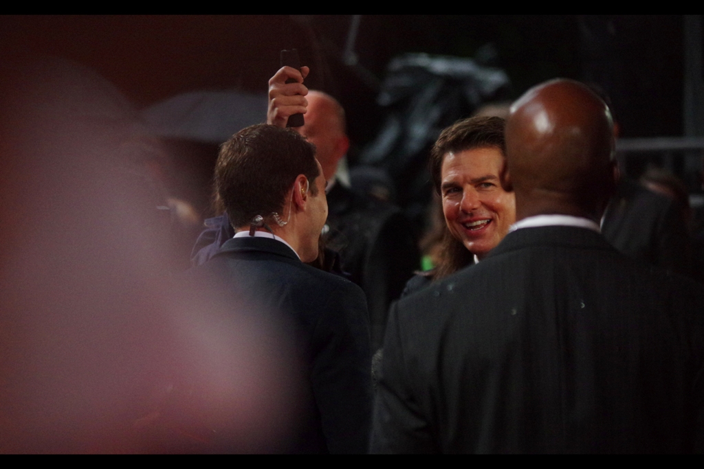 "Doug? Well,...he doesn't look like me, for starters" It goes without saying that the first star to arrive at the premiere was Tom Cruise, about half an hour early, to start doing interviews and sign for fans.