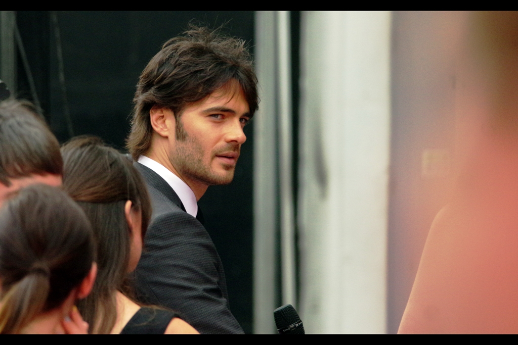 I may lack the stunning hairstyle (and sharp suit) (and height) (and movie career) (and cool Italian-sounding name) (and piercing blue eyes)... but my stubble can look at least 80% as good as this. Sometimes.