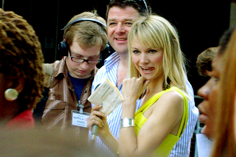 I don't know who she is. Just that she's an entertainment reporter and that the yellow dress she was wearing suited her immensely.