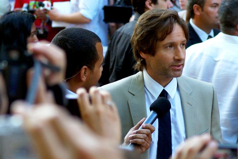 Actor David Duchovny very evasive on the question he's being asked ("we've got a letter from a fan, Bernd, claiming you owe him money. Do you have anything to say about that?")