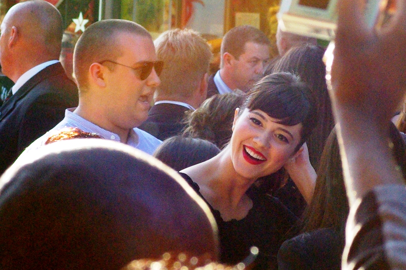 No idea who she is, but she is wearing red lipstick. (And I shouldn't be shooting into the sun with ISO800... except for 'artistic reasons'. Like.. uh... this time, right here...) (Me, 2014 : confirmed as actress Mary Elizabeth Winstead, who would go on to play the Ramona in the excellent Scott Pilgrim vs The World; and John McLane's daughter Lucy in Die Hards 4 and 5)