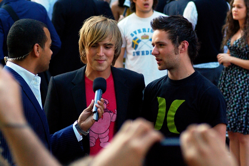 Oh, look! ... anonymous boring people! (update : they're from the band McFly. I'd like to retract that statement, me : in 2012)
