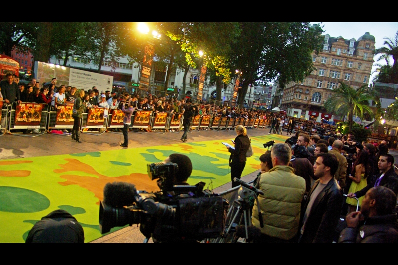 The camouflage-green carpet for the Tropic Thunder premiere. Cute! (I mean... I can't see the carpet for the camouflage)